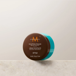 Wax Pomade של Moroccanoil – הסטייל שלך, במקסימום שליטה.